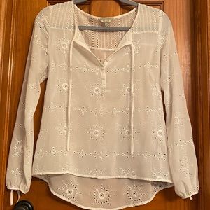 GUESS Long-sleeve peasant blouse, white eyelet w ties at collar and sleeves. S